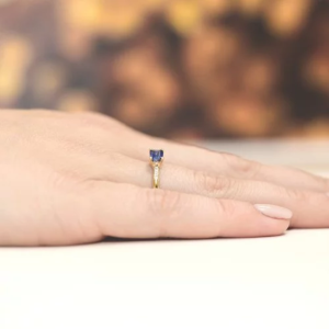 Pierścionek z białego złota z Szafirem  0,70ct i Diamentami próby 585. W-0077SZAB